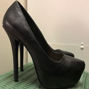 Steve Madden “Delerious” leather platform pumps